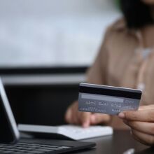Τράπεζα της Ελλάδος: Οι συναλλαγές με κάρτες έφτασαν τα 60 δισ. ευρώ το πρώτο εξάμηνο του 2026, ενώ τα περιστατικά απάτης μειώθηκαν κατά 23%