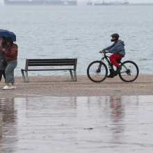 Πολίτες εν μέσω βροχής στην παραλία της Θεσσαλονίκης