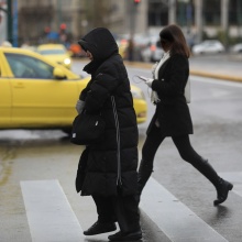 Πολίτες με βαριά ρούχα εν μέσω κρύου