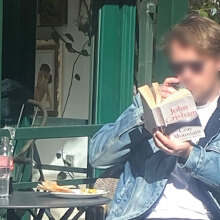 Σε βλέπω να διαβάζεις στον ήλιο