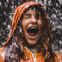 5 τρόποι να τονώσετε τη διάθεσή σας μια βροχερή μέρα