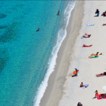 Λουόμενοι στην παραλία