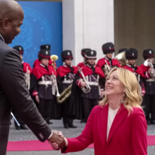 Viral η αντίδραση της Μελόνι όταν στάθηκε μπροστά στον πρόεδρο της Μοζαμβίκης - το ύψος τους είναι η αιτία