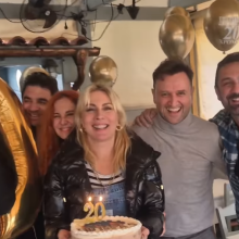 Στο Παρά Πέντε: Οι πρωταγωνιστές γιόρτασαν τα 20 χρόνια στην Αίγινα - Δείτε το βίντεο