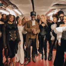 Jazzie B: Ο εμβληματικός αρχιτέκτονας του ήχου των Soul II Soul μιλά για τη μουσική ως εμπειρία ζωής, πριν τη συναυλία τους στο Sani Festival 2026.