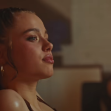 Εντυπωσιακή η ομοιότητα της Σιλό Τζολί με την Αντζελίνα - Έκανε ντεμπούτο σε K-pop βίντεο