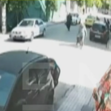 Η στιγμή που ο 89χρονος βγαίνει από τον ΕΦΚΑ στον Κεραμεικό - Δείτε το βίντεο