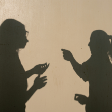 Γιατί γινόμαστε πιο νευρικοί όταν κάνει ζέστη – Τι συμβαίνει στον εγκέφαλο και το σώμα