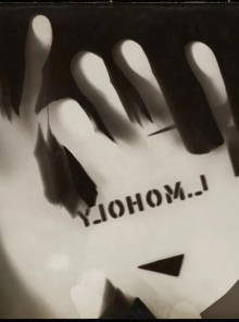 Laszlo Moholy-Nagy - Light Play: - Άτιτλο φωτόγραμμα (χέρια), 1925-1926. Εκθεσιακή εκτύπωση με την ευγενική παραχώρηση του Estate of László Moholy-Nagy Bauhaus στο λιμάνι