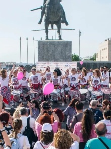 Pink Together: Η Θεσσαλονίκη γίνεται ένα «ροζ ποτάμι» αποδοχής και πρόληψης στη Νέα Παραλία