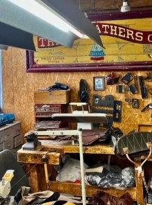 Thedi Leathers: Μια ιστορία αγάπης, απώλειας και δημιουργίας. Ο Θεόδωρος Παμπούκας μιλάει για τη διαδρομή του, την απώλεια της Δήμητρας και τη δύναμη του προσωπικού στιλ
