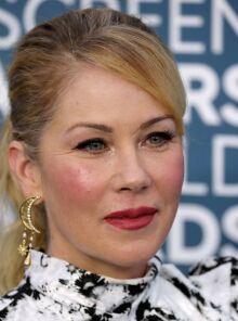 Η Κριστίνα Άπλγκεϊτ αποκαλύπτει ότι δεν βγαίνει πια από το σπίτι λόγω της σκλήρυνσης κατά πλάκας - Περιγράφει τον πόνο που βιώνει ως «ανυπόφορο και μόνιμο».