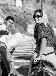 Στη «Σκάλα» από το λιμάνι προς τα Φηρά. Όλοι ήξεραν τι τραβάγανε τα γαϊδούρια και τα μουλάρια στη Σαντορίνη, κι αλλού οι μουλαράδες τα φοβέριζαν: «Άμα δε στρώσεις, θα σε στείλω στη Σαντορίνη»