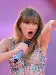 Η Τέιλορ Σουίφτ κυκλοφορεί σειρά ντοκιμαντέρ και ταινία για το τέλος της περιοδείας Eras, το πιο επιτυχημένο μουσικό project όλων των εποχών