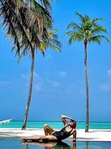 Η Κιμ Κατράλ σε honeymoon διάθεση: Μαύρο μαγιό, Μαλδίβες και ένας «ονειρικός» μήνας του μέλιτος