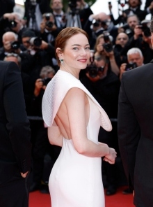 Pantone 2026: Το Cloud Dancer στα πιο stylish looks των celebrities