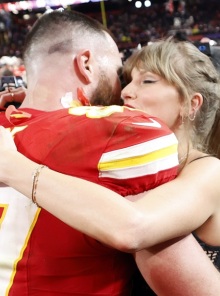 Κάποιος μίλησε πολύ...: Φήμες ότι η Τέιλορ Σουίφτ περιμένει το πρώτο της παιδί