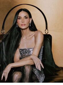 Η Ντέμι Μουρ αποθεώνεται ως Fashion Icon με ασημένιο φόρεμα που κλέβει τις εντυπώσεις