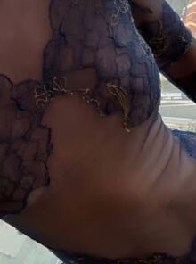 Ρόζι Χάντινγκτον-Γουάιτλι: Με διάφανη δαντέλα σε ουρανοξύστη του Σίδνεϊ