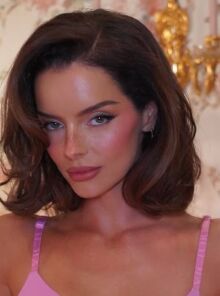 Μόρα Χίγκινς: Από παίκτρια του Love Island σε deal εκατομμυρίων με τη Victoria’s Secret