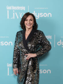 Εντυπωσιάζει στα 65 της Βρετανίδα παρουσιάστρια σε τολμηρό στιγμιότυπο διακοπών