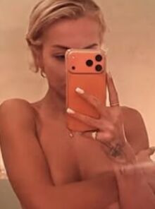 Η Ρίτα Όρα πόζαρε τόπλες και «έκαψε» τη Μελβούρνη 