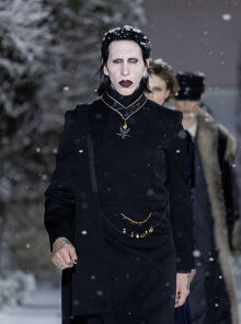 O Μέριλιν Μάνσον στην πασαρέλα στο Παρίσι ενώ επανέρχεται υπόθεση σεξουαλικής επίθεσης εναντίον του