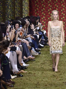 Η Τζίλιαν Άντερσον αναβιώνει το hair trend των 90s στην πασαρέλα του Miu Miu στο Παρίσι