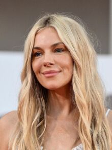 Σιένα Μίλερ για την εγκυμοσύνη στα 40+: «Οι άνδρες που κάνουν παιδιά στα 80 δεν κρίνονται»