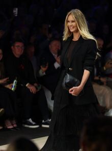 Έλ Μακφέρσον: Στα 62 της ποζάρει χωρίς φίλτρα και αποδομεί τον μύθο της «τέλειας» εικόνας