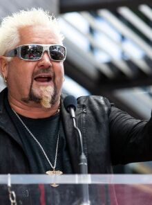 Ο Γκάι Φιέρι απαντά στις αντιδράσεις για τη συνάντηση με τους Τέιτ: «Δεν ήξερα ποιοι είναι»