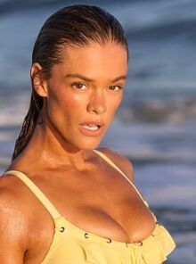 Νίνα Άγκνταλ: Επιστροφή με εντυπωσιακή εμφάνιση στο Sports Illustrated Swimsuit 2026