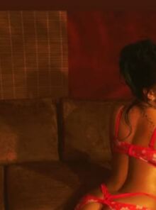 H Rihanna προκαλεί πανικό με τη νέα της εμφάνιση για τη συλλογή εσωρούχων της