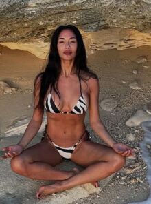 H Νικόλ Σέρζινγκερ εντυπωσιάζει με bikini και αφιέρωση στη «Μητέρα Γη»