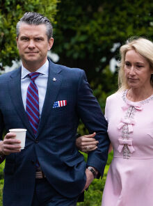 Το φόρεμα της συζύγου του Χεγκσεθ από fast fashion έκλεψε τα βλέμματα