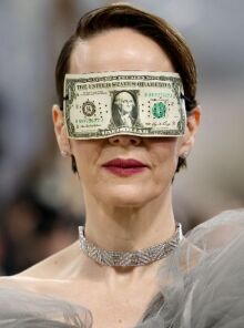 Τι ήθελε να πει η Σάρα Πόλσον στο Met Gala; - Η εμφάνιση με μάσκα «χαρτονόμισμα» που προκάλεσε συζητήσεις