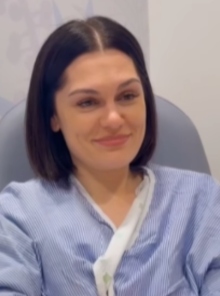Απαλλαγμένη από τον καρκίνο η Jessie J – Η ανάρτηση από το νοσοκομείο