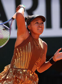 Η Ναόμι Οσάκα έκλεψε την παράσταση στο Roland Garros με outfit εμπνευσμένο από τον Πύργο του Άιφελ