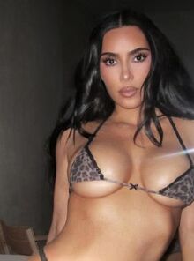Η Κιμ Καρντάσιαν φωτογραφίζεται με micro lingerie και προκαλεί χαμό στα social media