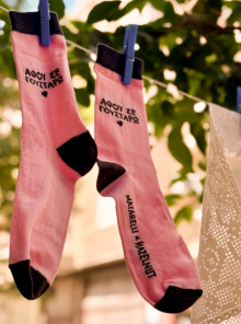 10 κάλτσες με ελληνικά μότο που ξεχωρίσαμε στην αγορά