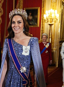 Ντύσου όπως η Κέιτ Μίντλετον: 10 μπλε φορέματα με παγιέτα που βρήκαμε στην αγορά