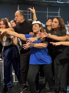 O Φωκάς Ευαγγελινός σε πρόβα μαζί με τους ηθοποιούς