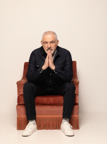 Νίκος Πορτοκάλογλου: Συνέντευξη για το νέο του άλμπουμ «Ανάμεσα», τις συνεργασίες, το ελληνικό τραγούδι και τη ζωή του.