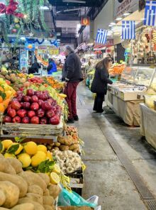 Ψωνίζοντας φθηνά και καλά στη Σκεπαστή Αγορά της Καλλιθέας