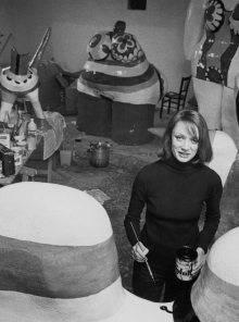 Η Νίκι ντε Σεν Φαλ στο στούντιό της, το 1971 © Jack Nisberg/Condé Nast via Getty Images