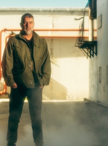 Βασίλης Μπισμπίκης: «Η επιβίωση μπορεί να σε κάνει ζώο»