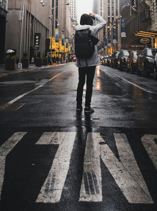 Πώς η μοναξιά έγινε αγορά: Οι singles, οι solo preneurs και η εποχή της αυτονομίας