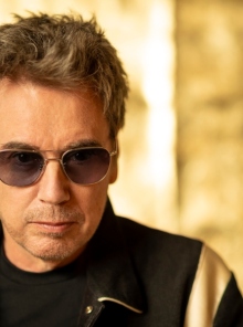 Ζαν-Μισέλ Ζαρ - Συνέντευξη: Ο συνθέτης - θρύλος μιλά για τη μουσική του πορεία, την Τεχνητή Νοημοσύνη και τις αναμνήσεις του από την Ελλάδα, πριν το live-υπερθέαμα στο Release Athens Χ SNF Nostos 2026 