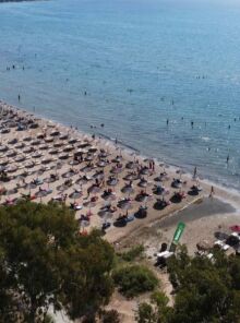 Πόσο κοστίζει μια καλοκαιρινή έξοδος στην Αθήνα: Οι τιμές σε ξαπλώστρες, παγωτό και σινεμά