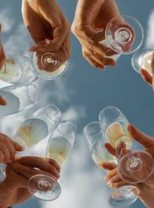 Παρέα φίλων, τσουγκρίζουν τα ποτά τους